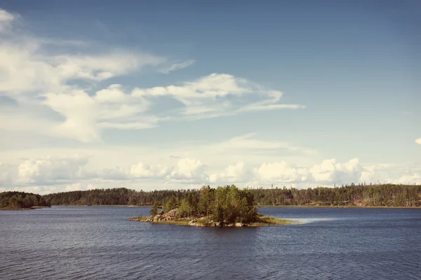 Lago Ladoga con la pequeña isla bajo la luz solar con Instagram styl —  Fotos de Stock