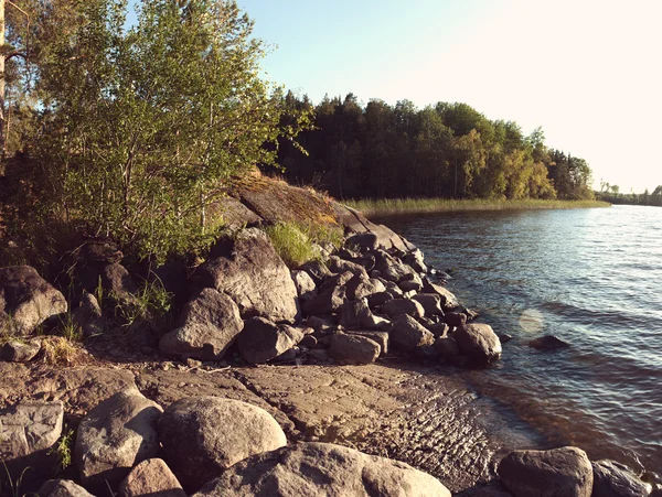 À beira do Lago de Lago Ladoga na luz do sol com filtro de estilo Instagram — Fotografia de Stock