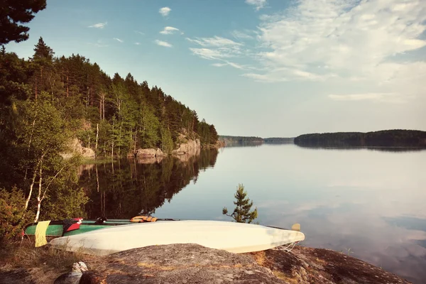 Caiaques na margem do lago, com filtro de estilo Instagram — Fotografia de Stock