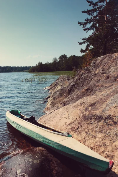 Instagram 스타일 필터와 호수에 카누 — 스톡 사진