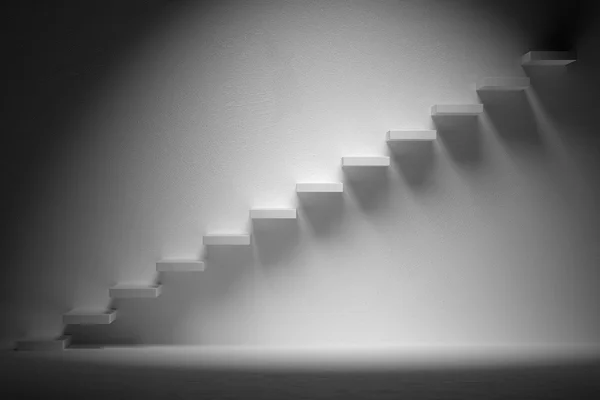 Ascending stairs of rising staircase in dark empty room with spo — Stock Photo, Image