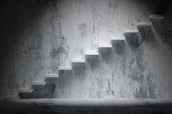 Escada ascendente da escadaria ascendente em bruto vazio escuro quarto wi — Fotografia de Stock