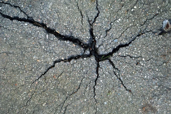 Asphalt-Pflaster mit Rissen — Stockfoto