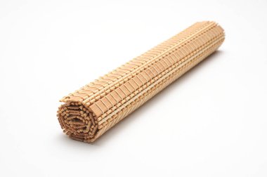 İzole edilmiş beyaz arkaplanda bambu hasırı