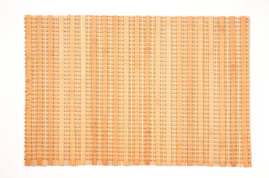 İzole edilmiş beyaz arkaplanda bambu hasırı