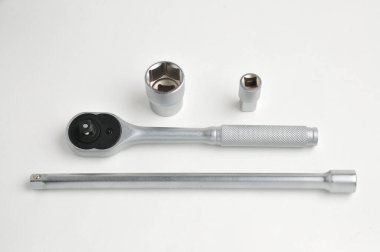 İzole edilmiş beyaz bir arka grupta vida ve cıvatalar için anahtar