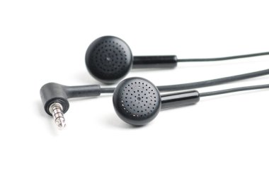 İzole edilmiş beyaz arka grupta müzik çalar ve akıllı telefon için kulaklık