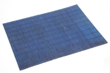 İzole edilmiş beyaz arkaplanda bambu hasırı