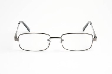 İzole edilmiş beyaz arka planda gözlük takılı şeffaf optik gözlük.