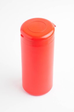 Kırmızı fıçı izole edilmiş beyaz sırtüstü