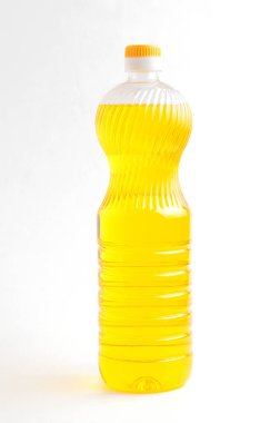 İzole edilmiş beyaz sırt grubunda sebze yağı şişesi
