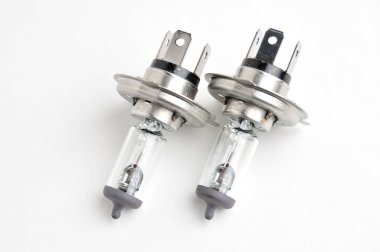 İzole edilmiş beyaz bir sırt grubunda araba için halojen ampul