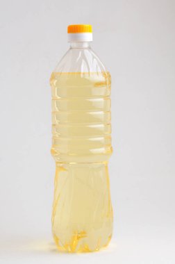 İzole edilmiş beyaz sırt grubunda sebze yağı şişesi