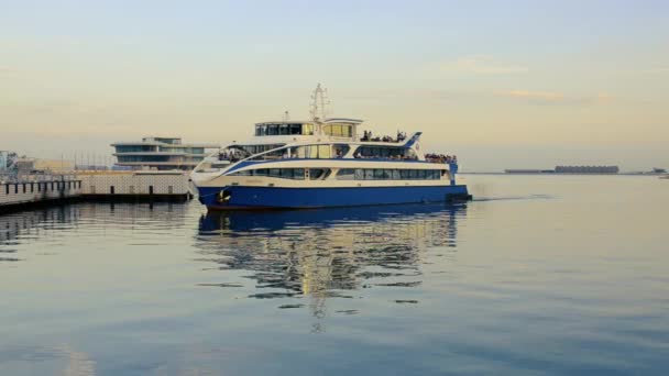 Plezierboot Nadert Pier Baku Boulevard Avond — Stockvideo