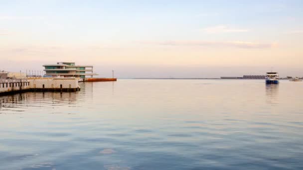 Barco Placer Acercándose Muelle Bakú Boulevard Por Noche — Vídeos de Stock