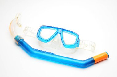 Scuba maskeli gözlük ve solunum tüpü izole edilmiş beyaz arka grubunda.