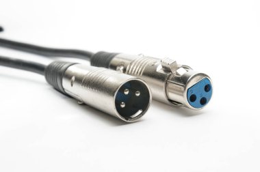 İzole edilmiş beyaz arkaplanda mikrofon ve profesyonel ses ekipmanları için XLR bağlantıları olan ses kablosu