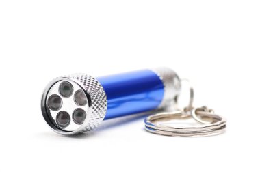 İzole edilmiş beyaz bir arka planda, ana sistemden şarj etme yeteneğine sahip mavi LED fener.