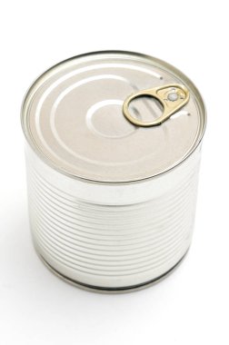 Metal teneke kutu ve yeşil bezelyeler izole edilmiş beyaz arka grubunda