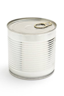 Metal teneke kutu ve yeşil bezelyeler izole edilmiş beyaz arka grubunda