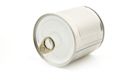 Metal teneke kutu ve yeşil bezelyeler izole edilmiş beyaz arka grubunda