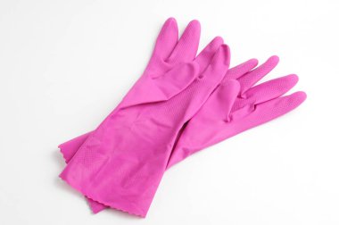 İzole edilmiş beyaz sırt grubunda temizlik sırasında elleri korumak için lastik eldiven.