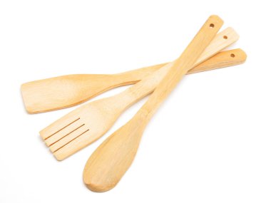 Tahta kaşık, çatal ve spatula mutfak gereçleri izole edilmiş beyaz grupta yemek pişirmek için.