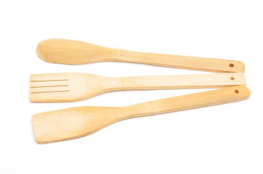 Tahta kaşık, çatal ve spatula mutfak gereçleri izole edilmiş beyaz grupta yemek pişirmek için.