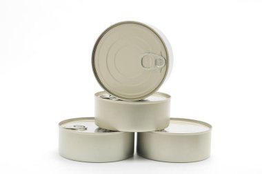 Metal konserve kutuları, izole edilmiş beyaz arka grubunda konserve şeklinde.