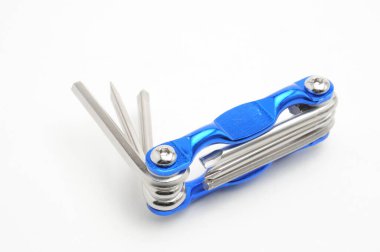 İzole edilmiş beyaz arka grubunda motor tamiri ve ayarlama için çoklu anahtarlar