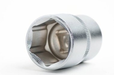 İzole edilmiş beyaz bir arka grupta vida ve cıvatalar için anahtar