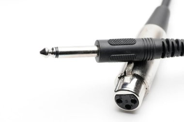 İzole edilmiş beyaz arka planda mikrofonlar ve profesyonel ses ekipmanları için XLR ve TRS jack konnektörlü ses kablosu