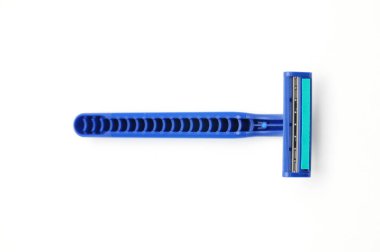 Tek kullanımlık tıraş bıçağı izole edilmiş beyaz bir sırt grubunda.