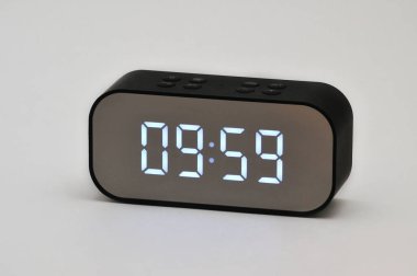 İzole edilmiş beyaz arka grubunda zaman ve tarih gösteren elektronik sıvı kristal saat