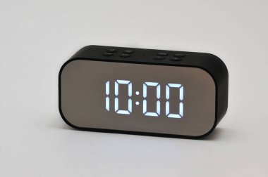 İzole edilmiş beyaz arka grubunda zaman ve tarih gösteren elektronik sıvı kristal saat