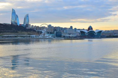 Panorama Dönme dolabı, alışveriş merkezi ve Hazar Denizi kıyısındaki otel merkezi.