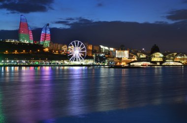 Panorama Dönme dolabı, alışveriş merkezi ve Hazar Denizi kıyısındaki otel merkezi.