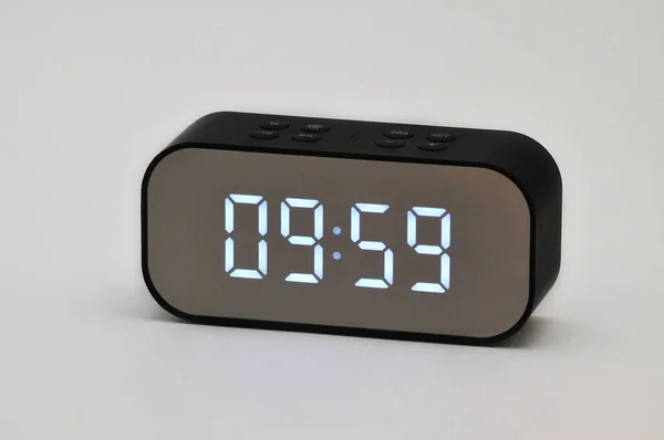 Ηλεκτρονικό Ρολόι Υγρών Κρυστάλλων Ψηφιακή Ένδειξη Του Χρόνου Και Της — Φωτογραφία Αρχείου
