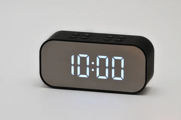Електронний Рідкокристалічний Годинник Цифровою Індикацією Часу Дати Ізольованому Білому Фоні — стокове фото