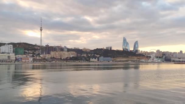 Panorama Fernsehturm Riesenrad Einkaufszentrum Und Hotel Der Küste Des Kaspischen — Stockvideo