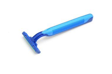 Tek kullanımlık tıraş bıçağı izole edilmiş beyaz bir sırt grubunda.