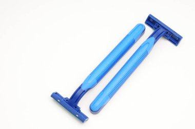 Tek kullanımlık tıraş bıçağı izole edilmiş beyaz bir sırt grubunda.