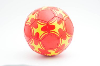 İzole edilmiş beyaz arkaplanda turuncu futbol topu
