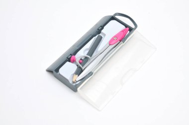 İzole edilmiş beyaz gruplar üzerine çizim için okul pusulaları