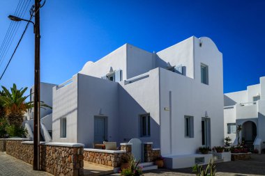 Santorini - resmi adıyla Thira ve klasik Yunan Thera, güney Ege Denizi 'nde Yunan anakarasından yaklaşık 200 km (120 m) güneydoğuda yer alan bir adadır..