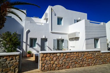 Santorini - resmi adıyla Thira ve klasik Yunan Thera, güney Ege Denizi 'nde Yunan anakarasından yaklaşık 200 km (120 m) güneydoğuda yer alan bir adadır..