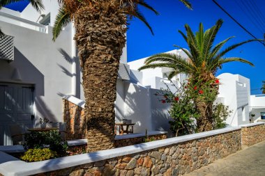 Santorini - resmi adıyla Thira ve klasik Yunan Thera, güney Ege Denizi 'nde Yunan anakarasından yaklaşık 200 km (120 m) güneydoğuda yer alan bir adadır..