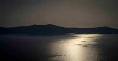 Santorini - resmi adıyla Thira ve klasik Yunan Thera, güney Ege Denizi 'nde Yunan anakarasından yaklaşık 200 km (120 m) güneydoğuda yer alan bir adadır..