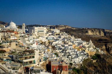 Santorini - resmi adıyla Thira ve klasik Yunan Thera, güney Ege Denizi 'nde Yunan anakarasından yaklaşık 200 km (120 m) güneydoğuda yer alan bir adadır..