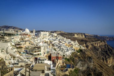 Santorini - resmi adıyla Thira ve klasik Yunan Thera, güney Ege Denizi 'nde Yunan anakarasından yaklaşık 200 km (120 m) güneydoğuda yer alan bir adadır..